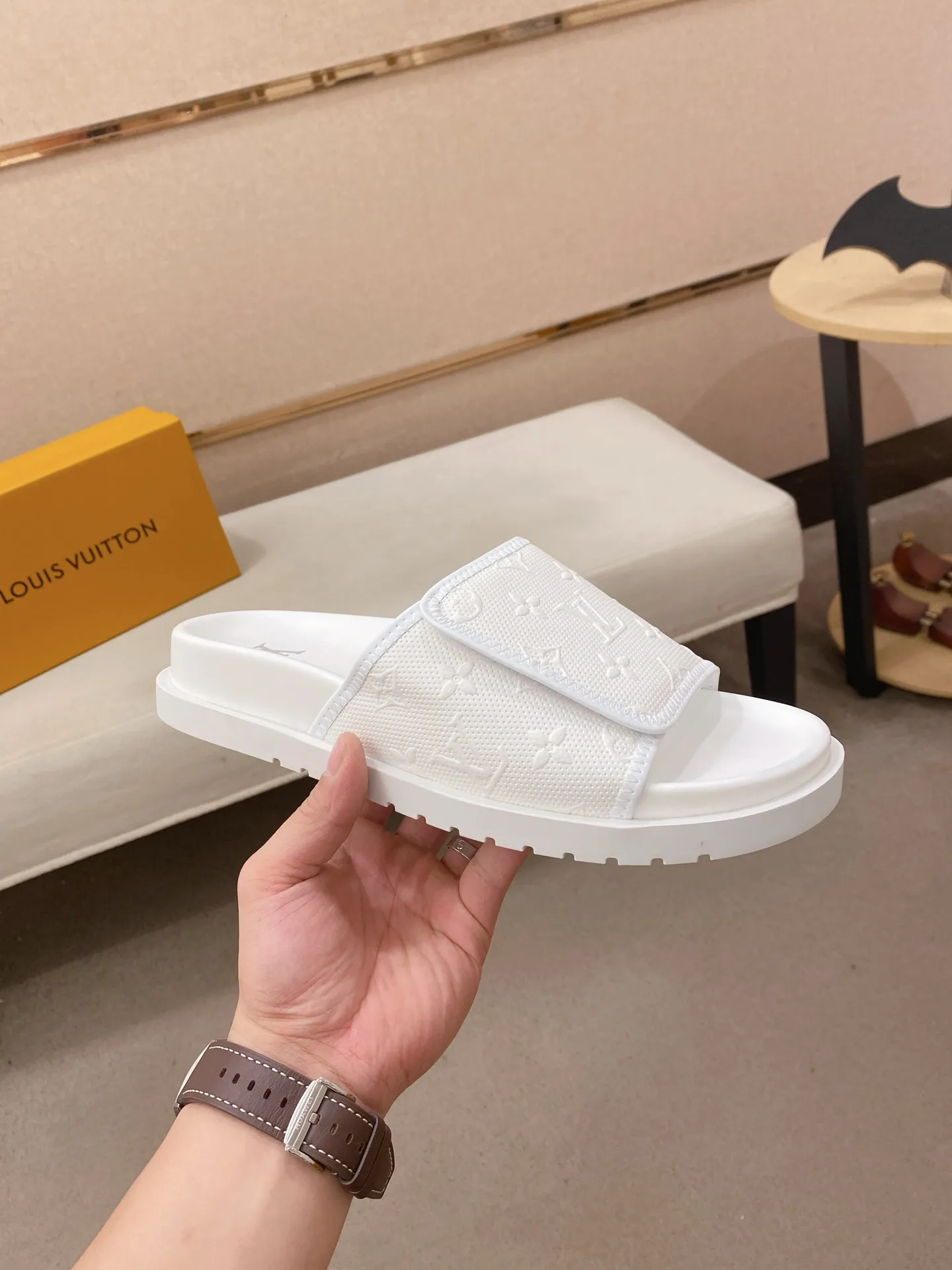 Men's shoes💰: 320💰Made by LV🔍Top purchasing agent, men's spring and summer slippers are available at the same counter. The uppers are made of cowhide imported from Italy, with logo graphics and high-quality craftsmanship. Soles: original soles specially provided by the original factory. Exclusive molded soles are super comfortable. Original goods with single order, 🔍🔍high quality, you can enter and exit the counter at will. Welcome to compare, code number 38-44.